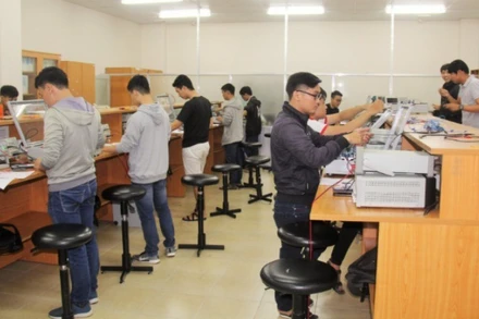 Sinh viên Đại học Quốc gia Thành phố Hồ Chí Minh trong giờ thực hành.