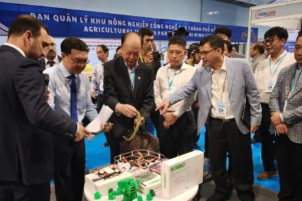 Các đại biểu tham quan gian hàng trưng bày sản phẩm.