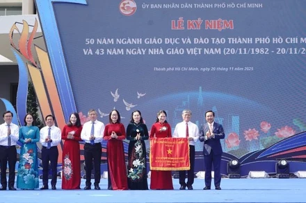 Ủy ban nhân dân Thành phố Hồ Chí Minh trao tặng Cờ truyền thống cho Sở Giáo dục và Đào tạo Thành phố Hồ Chí Minh.