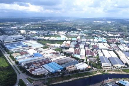 Nhiều doanh nghiệp tại Khu Công nghiệp Tân Tạo, Thành phố Hồ Chí Minh sử dụng điện mặt trời áp mái. 