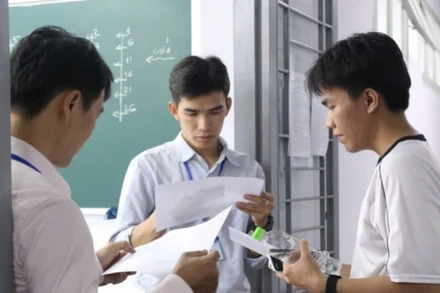 Thí sinh làm thủ tục vào phòng thi.