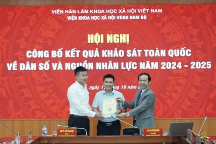Bàn giao Kết quả khảo sát toàn quốc về dân số và nguồn nhân lực Việt Nam năm 2024-2025 cho các cơ quan, đơn vị.