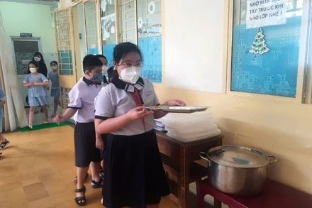 Học sinh Thành phố Hồ Chí Minh trong giờ ăn bán trú. (Ảnh minh họa)