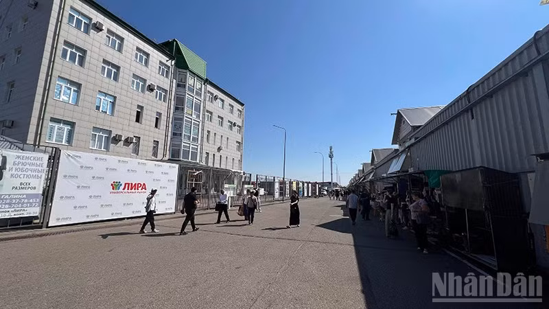 Chợ Lira, nơi bà con người Việt Nam tại Pyatigorsk làm ăn, buôn bán. (Ảnh: XUÂN HƯNG)