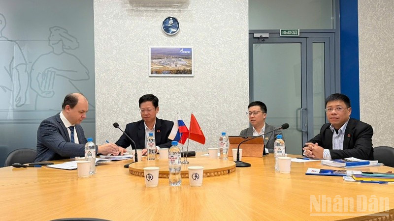 Đoàn công tác Vietsovpetro làm việc với Ban Giám hiệu Trường đại học Kỹ thuật dầu khí quốc gia Ufa.