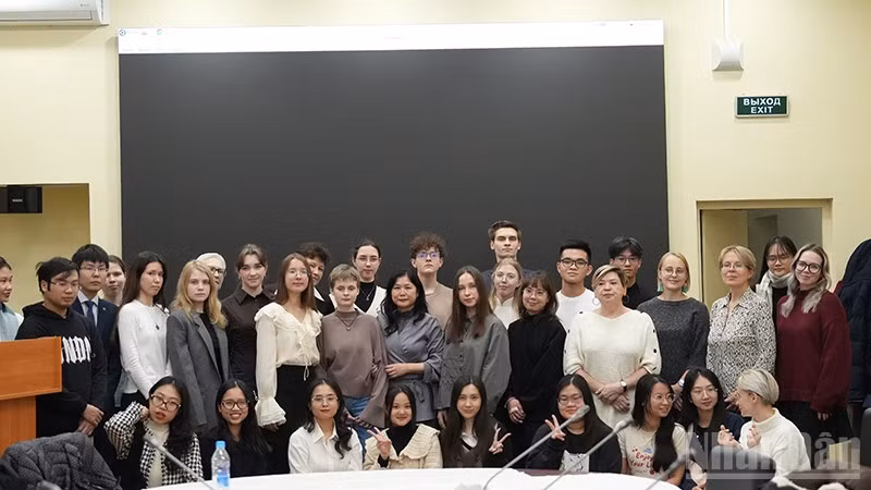 Các giảng viên, sinh viên Nga-Việt tham gia cuộc gặp thường niên Câu lạc bộ tiếng Việt MGLU. (Ảnh: XUÂN HƯNG)