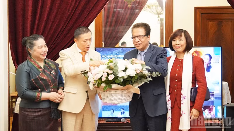 Đại sứ Việt Nam tại Liên bang Nga Đặng Minh Khôi cùng phu nhân dẫn đầu đoàn Đại sứ quán Việt Nam đến Đại sứ quán Lào tại Nga chúc mừng nhân dịp Tết cổ truyền Bunpimay. (Ảnh: XUÂN HƯNG)