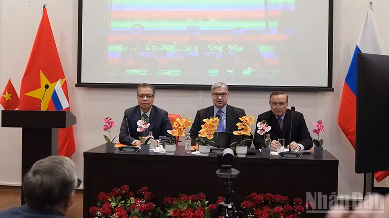 Đại sứ Việt Nam tại Liên bang Nga Đặng Minh Khôi (ngoài cùng bên trái) dự và phát biểu tại phiên toàn thể. (Ảnh: XUÂN HƯNG)