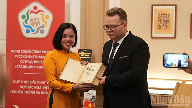 Sinh viên Trường MGIMO trao tặng Bảo tàng Hồ Chí Minh cuốn sách in bài phát biểu của Bác Hồ tại Đại hội lần thứ V Quốc tế Cộng sản. (Ảnh: XUÂN HƯNG)