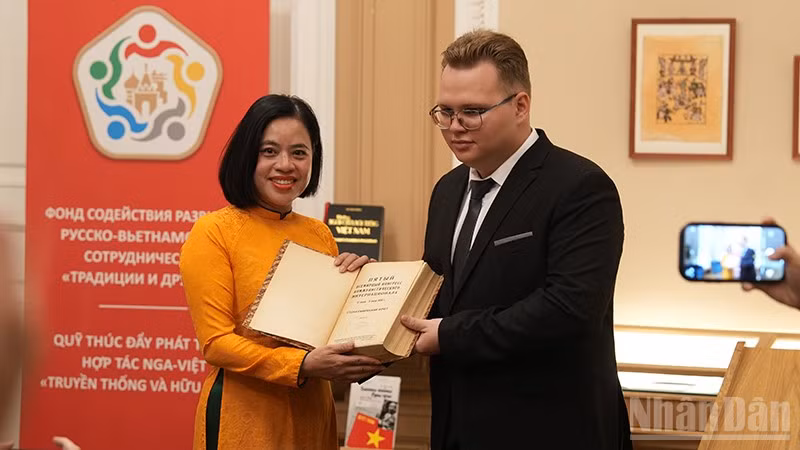 Sinh viên Trường MGIMO trao tặng Bảo tàng Hồ Chí Minh cuốn sách in bài phát biểu của Bác Hồ tại Đại hội lần thứ V Quốc tế Cộng sản. (Ảnh: XUÂN HƯNG)