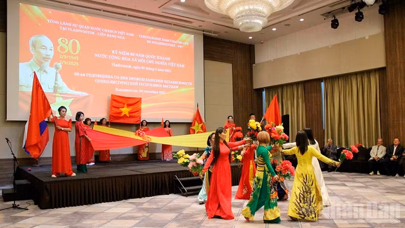 Tiết mục văn nghệ chào mừng Lễ kỷ niệm do cộng đồng người Việt Nam sinh sống, học tập tại Primorye biểu diễn.