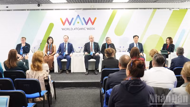 Toàn cảnh Phiên thảo luận “Hệ sinh thái quốc tế: Hội nhập vào tương lai xanh". (Ảnh: XUÂN HƯNG)