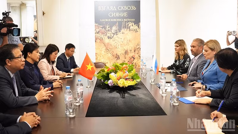 Quang cảnh cuộc gặp. (Ảnh: XUÂN HƯNG)