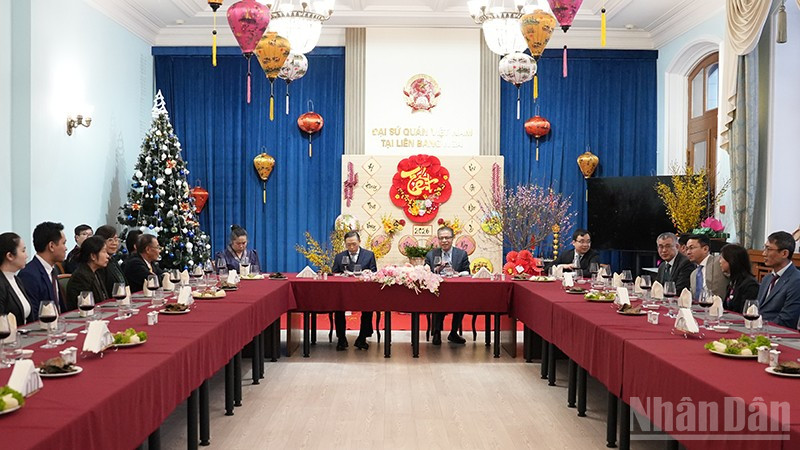 Đoàn cán bộ Đại sứ quán Lào tại Nga do Đại sứ Shiphandone Oybuabuddy dẫn đầu đã tới thăm và chúc Tết cán bộ, nhân viên Đại sứ quán Việt Nam tại Nga. (Ảnh: XUÂN HƯNG)