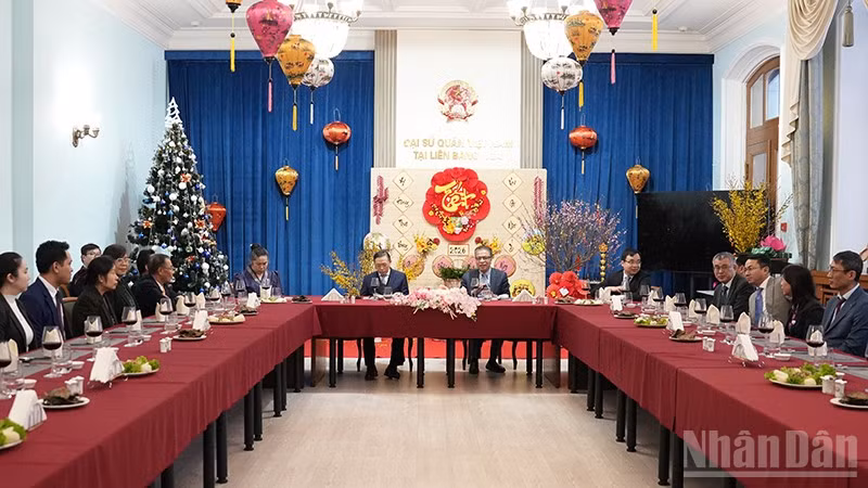 Đoàn cán bộ Đại sứ quán Lào tại Nga do Đại sứ Shiphandone Oybuabuddy dẫn đầu đã tới thăm và chúc Tết cán bộ, nhân viên Đại sứ quán Việt Nam tại Nga. (Ảnh: XUÂN HƯNG)