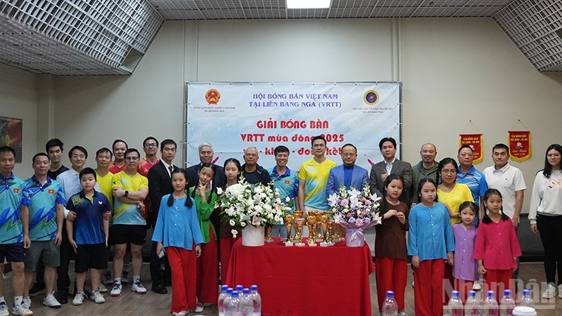 Ban Tổ chức, khách mời chụp ảnh lưu niệm với các vận động viên.