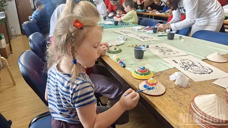 Thiếu nhi Nga trải nghiệm và tìm hiểu về đất nước Việt Nam xinh đẹp.