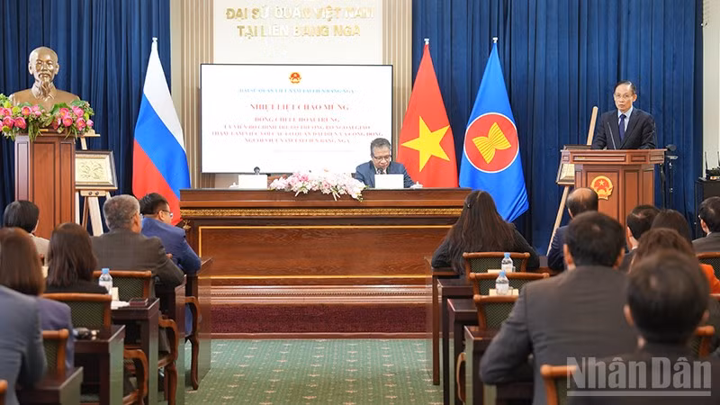 Đặc phái viên của Tổng Bí thư Tô Lâm thông báo kết quả Đại hội XIV tới cộng đồng người Việt tại Liên bang Nga. (Ảnh: XUÂN HƯNG)