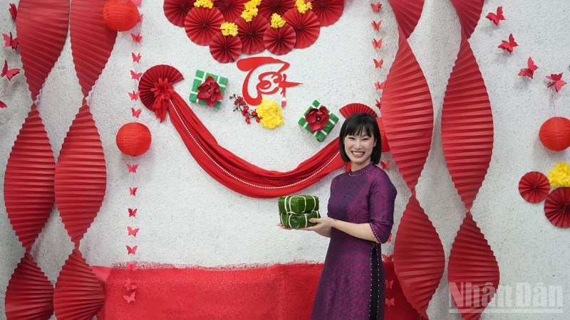 Thí sinh tham gia cuộc thi bên "sản phẩm" của mình. (Ảnh: XUÂN HƯNG)