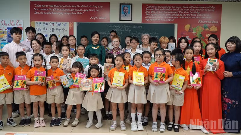 Phu nhân Tổng Bí thư (Tô Lâm) Ngô Phương Ly tặng sách, truyện tiếng Việt cho các em nhỏ.