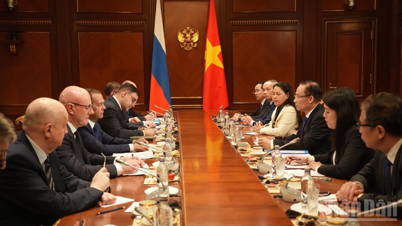 Đặc phái viên của Tổng Bí thư Tô Lâm, Ủy viên Bộ Chính trị, Bộ trưởng Ngoại giao Lê Hoài Trung hội kiến Chủ tịch Đảng nước Nga Thống nhất Dmitry Medvedev. (Ảnh: MINH PHƯỢNG)