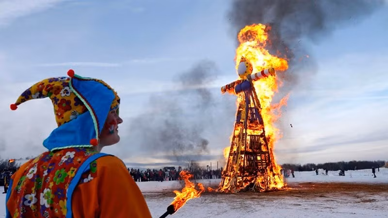 Đốt hình nộm tại Lễ hội Maslenitsa. (Ảnh: TASS)
