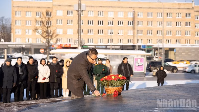 Đại sứ Việt Nam tại Liên bang Nga Đặng Minh Khôi dâng hoa tưởng nhớ Chủ tịch Hồ Chí Minh.