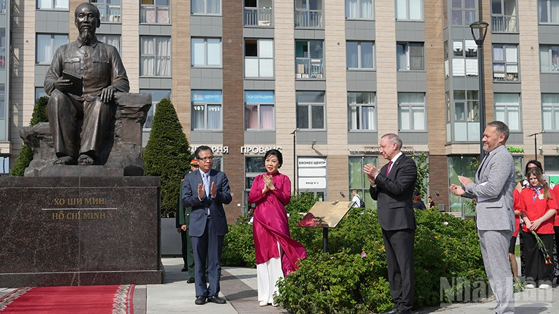 Khánh thành Quảng trường Hồ Chí Minh tại thành phố Saint Petersburg. (Ảnh: XUÂN HƯNG)