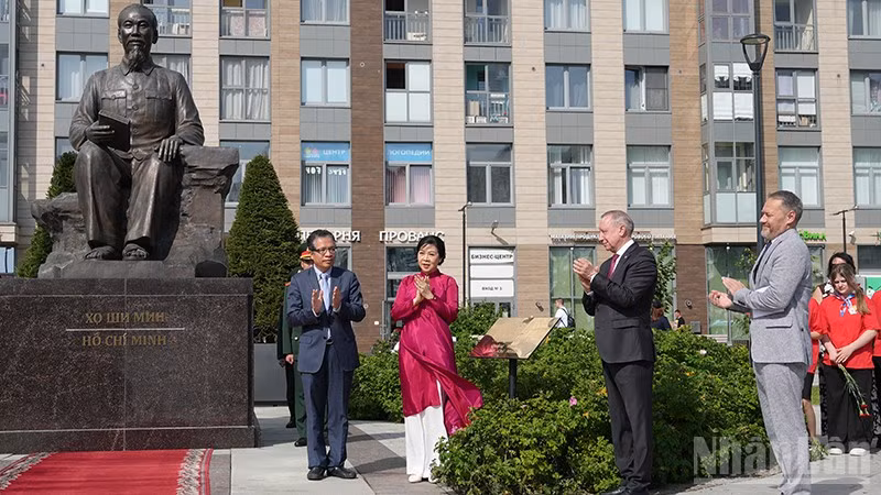 Khánh thành Quảng trường Hồ Chí Minh tại thành phố Saint Petersburg. (Ảnh: XUÂN HƯNG)