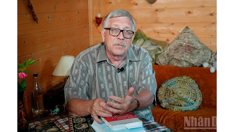 Ông Petr Tsvetov, Phó Giáo sư, Tiến sĩ khoa học lịch sử tại Học viện Ngoại giao thuộc Bộ Ngoại giao Nga, Phó Chủ tịch thứ nhất Hội Hữu nghị Nga-Việt. (Ảnh: XUÂN HƯNG)