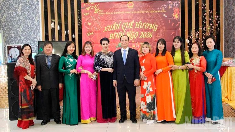 Tổng lãnh sự Việt Nam tại Vladivostok Nguyễn Việt Kiên chụp ảnh lưu niệm cùng cộng đồng người Việt tại Primorye.