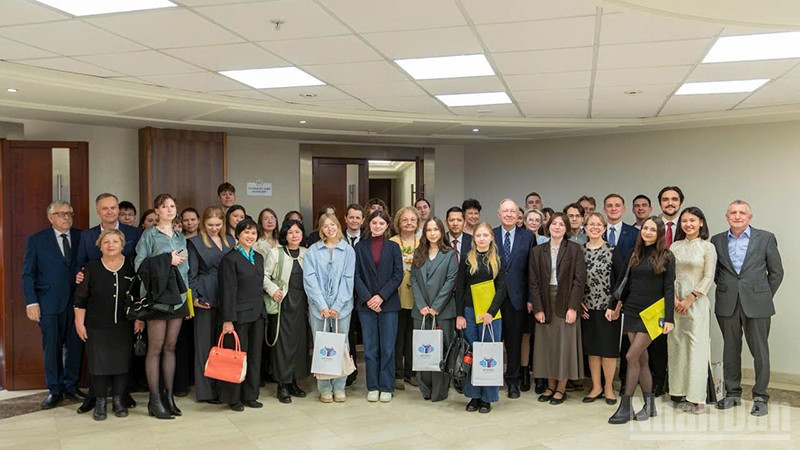 Ban Tổ chức, Ban Giám khảo và các thí sinh chụp ảnh lưu niệm.