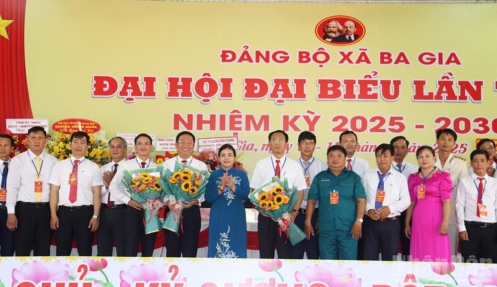 Lãnh đạo tỉnh Quảng Ngãi tặng hoa chúc mừng Ban Chấp hành Đảng bộ xã Ba Gia nhiệm kỳ 2025-2030. ndo_br_img-0110.jpg