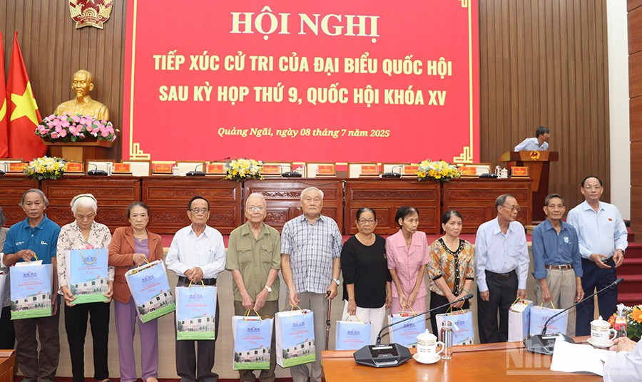 Phó Chủ tịch Quốc hội Trần Quang Phương tặng quà cho các gia đình chính sách ở tỉnh Quảng Ngãi. ndo_br_img-9823.jpg