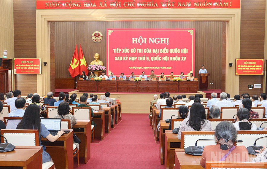 Quang cảnh Hội nghị tiếp xúc cử tri phường Cẩm Thành của Đoàn đại biểu Quốc hội tỉnh Quảng Ngãi. ndo_br_img-9819.jpg