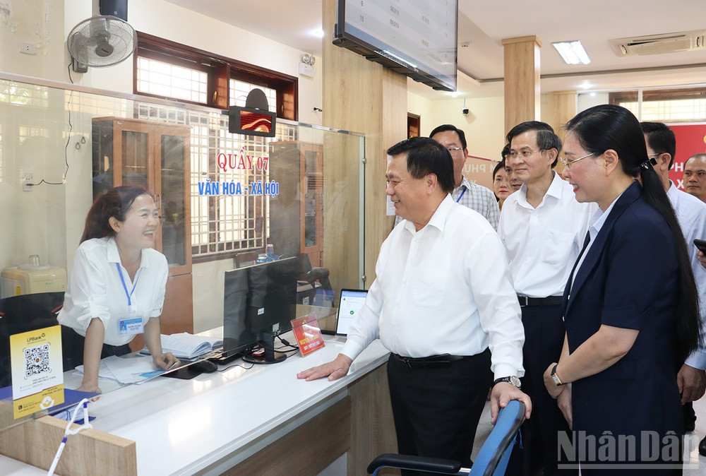Đồng chí Nguyễn Xuân Thắng, Ủy viên Bộ Chính trị, Giám đốc Học viện Chính trị Quốc gia Hồ Chí Minh, Chủ tịch Hội đồng Lý luận Trung ương cùng Đoàn công tác thăm và kiểm tra tình hình hoạt động của Trung tâm Phục vụ hành chính công xã Tư Nghĩa. ndo_br_img-0216.jpg