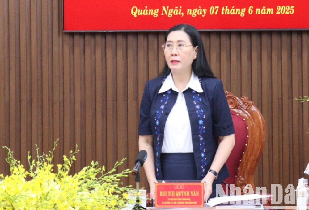 Đồng chí Bùi Thị Quỳnh Vân, Ủy viên Trung ương Đảng, Bí thư Tỉnh ủy, Chủ tịch Hội đồng nhân dân tỉnh Quảng Ngãi phát biểu tại hội nghị. img-9100-7770.jpg