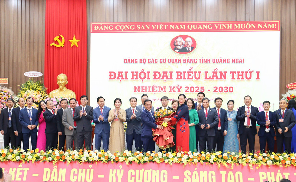 Đồng chí Bùi Thị Quỳnh Vân, Ủy viên Trung ương Đảng, Bí thư Tỉnh ủy Quảng Ngãi tặng hoa chúc mừng Ban Chấp hành Đảng bộ các cơ quan Đảng tỉnh Quảng Ngãi, nhiệm kỳ 2025-2030.
