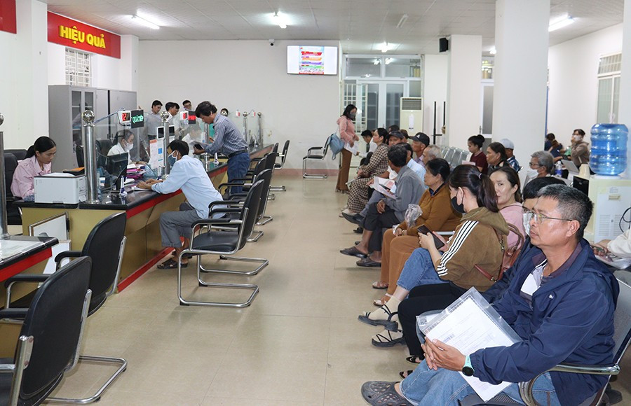 Ngày làm việc đầu tiên tại các Trung tâm Phục vụ hành chính công trên địa bàn Quảng Ngãi diễn ra nghiêm túc, thông suốt và hiệu quả. img-9491.jpg