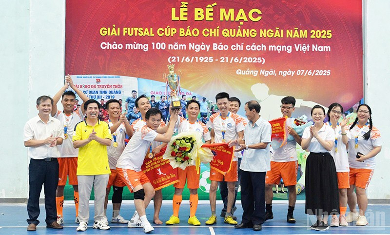 Đội bóng Chi hội Văn phòng đại diện và phóng viên thường trú tại Quảng Ngãi đoạt cúp vô địch giải Futsal Cúp báo chí Quảng Ngãi. ndo_br_gen-h-z6700594141624-b8ea3fd7ea00937f20208210d4f4407e.jpg