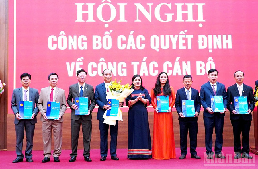 Phó Chủ tịch Ủy ban nhân dân tỉnh Quảng Ngãi Y Ngọc trao các Quyết định bổ nhiệm lãnh đạo Văn phòng Ủy ban nhân dân tỉnh Quảng Ngãi. ndo_br_gen-h-5.jpg