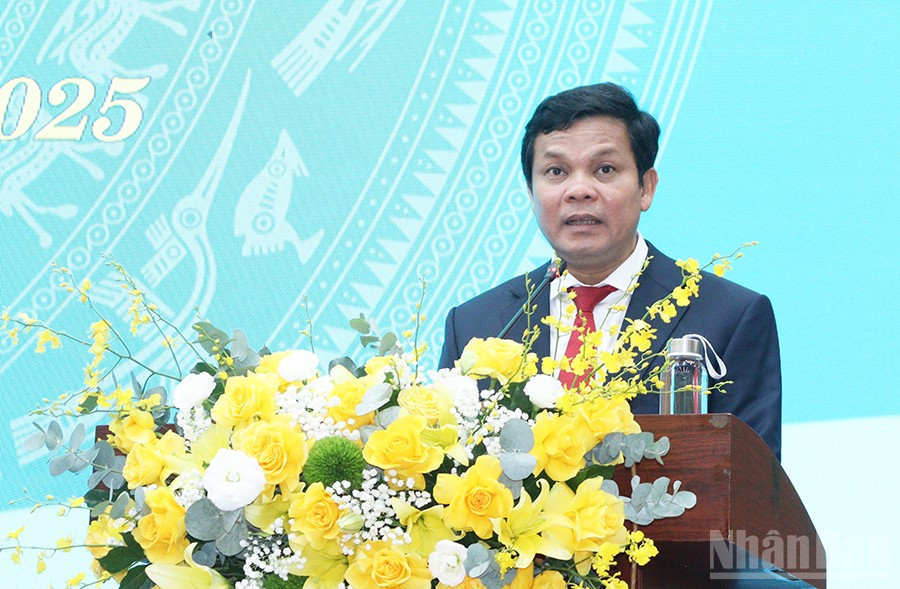Phó Bí thư Tỉnh ủy, Chủ tịch Hội đồng nhân dân tỉnh Quảng Ngãi Nguyễn Đức Tuy phát biểu tại kỳ họp. ndo_br_img-9686.jpg
