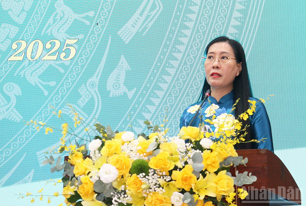 Đồng chí Bùi Thị Quỳnh Vân, Ủy viên Trung ương Đảng, Bí thư Tỉnh ủy Quảng Ngãi phát biểu chỉ đạo tại kỳ họp. ndo_br_img-9719.jpg