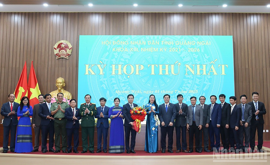 Bí thư Tỉnh ủy Quảng Ngãi tặng hoa chúc mừng lãnh đạo Ủy ban nhân dân tỉnh Quảng Ngãi và các Ủy viên Ủy ban nhân dân tỉnh Quảng Ngãi. ndo_br_img-9713.jpg