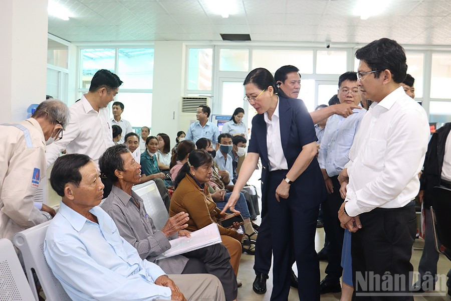 Bí thư Tỉnh ủy Quảng Ngãi Bùi Thị Quỳnh Vân trò chuyện với người dân tại Trung tâm Phục vụ hành chính công xã Bình Sơn. ndo_br_img-9425.jpg