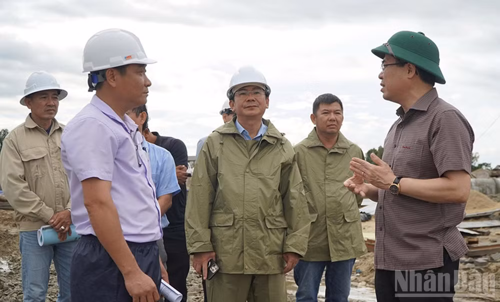 Chủ tịch Ủy ban nhân dân tỉnh Quảng Ngãi Nguyễn Hoàng Giang kiểm tra hiện trường thi công dự án nâng cấp, mở rộng khu neo đậu tránh trú bão kết hợp cảng cá Tịnh Hòa.