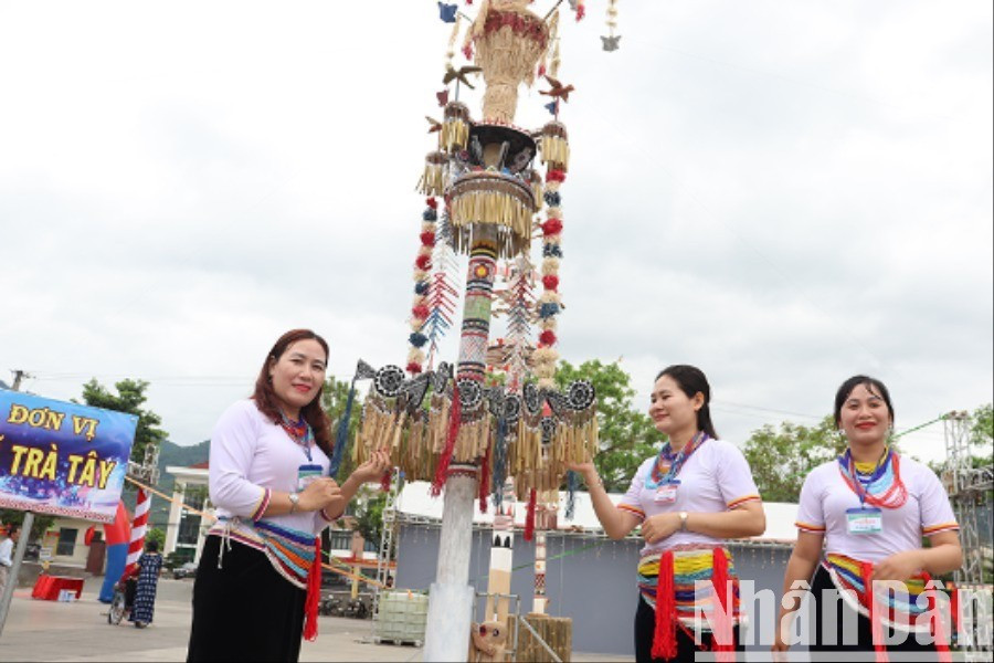 Nghệ thuật trang trí cây nêu của dân tộc Co ở huyện Trà Bồng là di sản văn hóa phi vật thể quốc gia. img-6929-4814.jpg