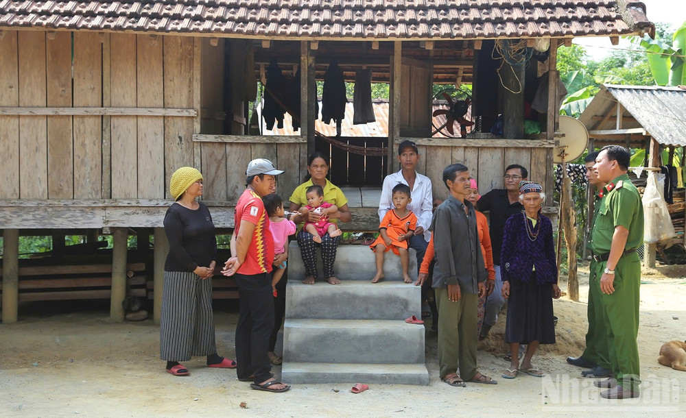 Xuống địa bàn nắm bắt tâm tư nguyện vọng của nhân dân là việc làm thường xuyên của Công an xã Ba Tô (tỉnh Quảng Ngãi). ndo_br_gen-h-3.jpg