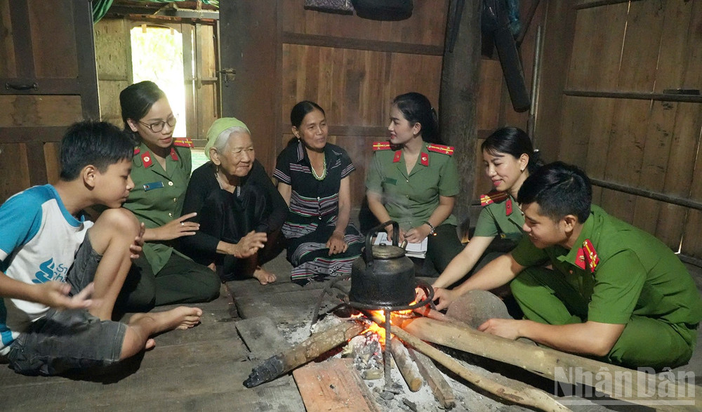 Công an xã Ba Tô (tỉnh Quảng Ngãi) cùng ăn, cùng ở, cùng làm với nhân dân. ndo_br_gen-h-4.jpg