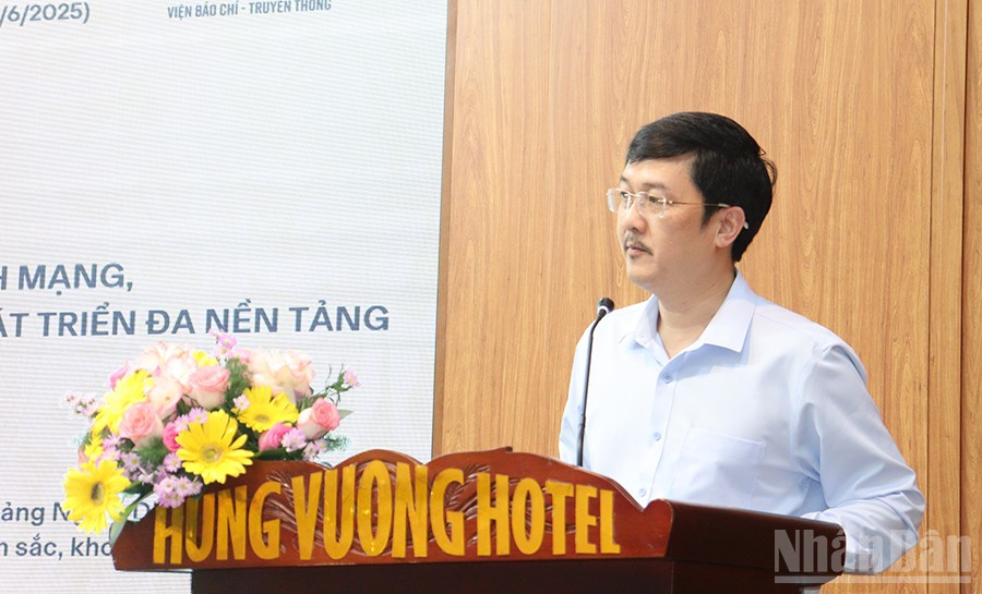 Nhà báo Hà Hoàng Triều, Phó Tổng Biên tập Báo Quảng Ngãi trình bày tham luận tại Hội thảo. ndo_br_img-9154.jpg